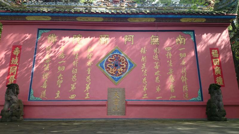 万佛堂石窟需要爬山吗