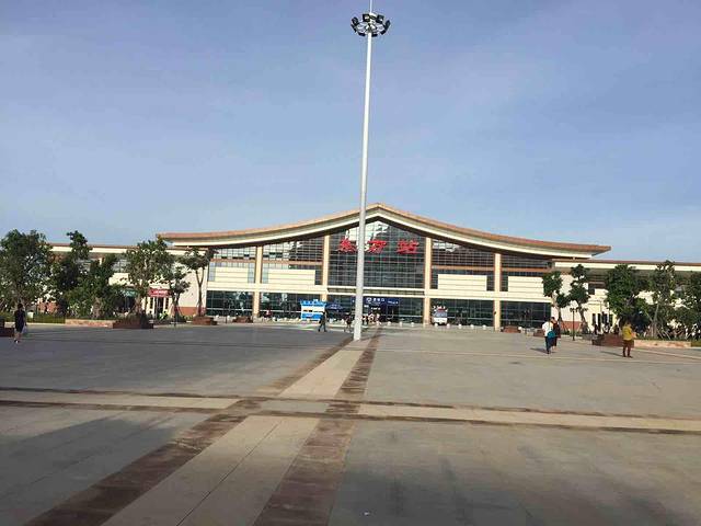 东方明珠离哪个火车站比较近