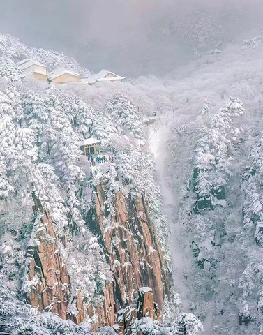 光明山最出名三个山