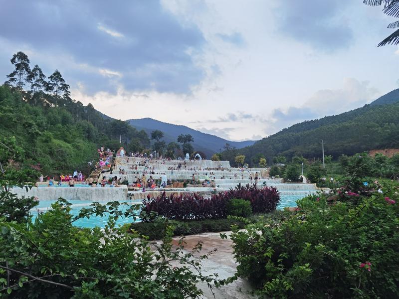十万大山布透温泉