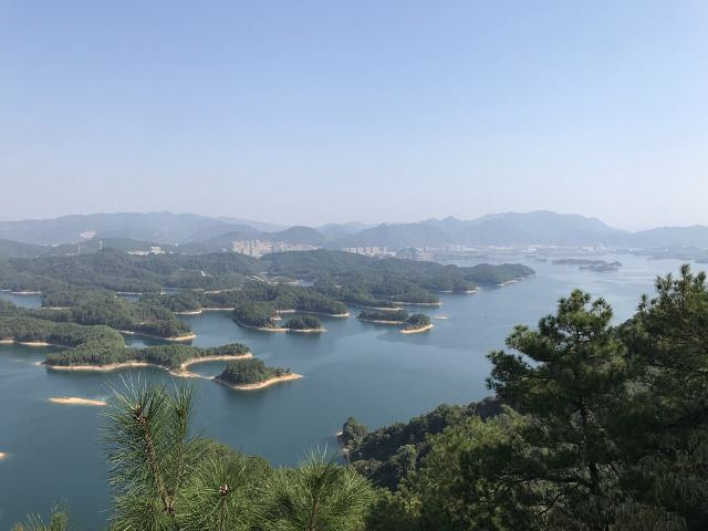 千岛湖东南湖区和中心湖区哪个好玩