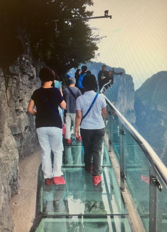 天门山玻璃栈道图片