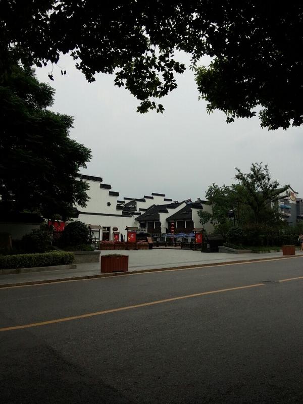 新街口和夫子庙哪个好玩