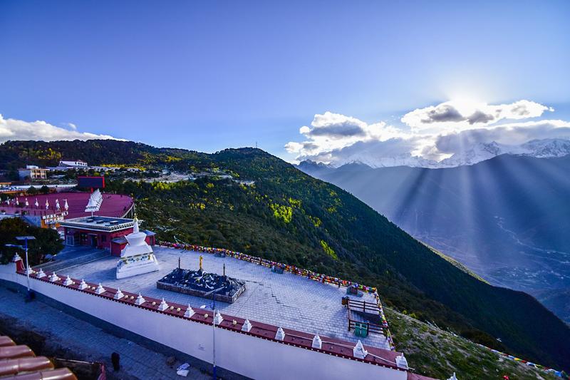 梅里雪山飞来寺海拔