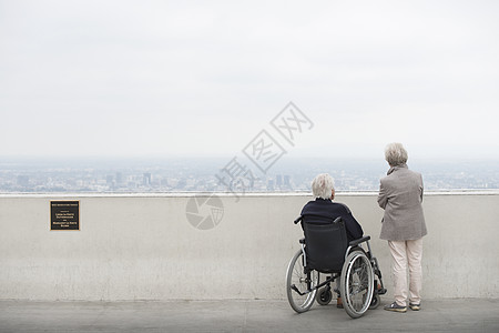 灵山70岁老人免费