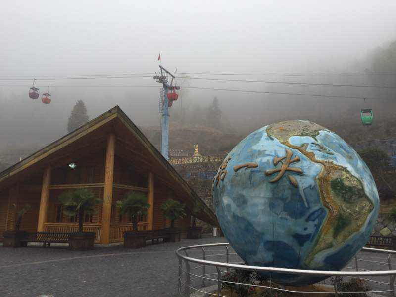 第一尖雪山欢乐谷