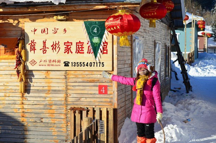 雪乡屋顶上的雪是人为的吗