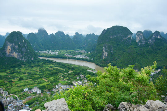 青山绿水瀑布景观