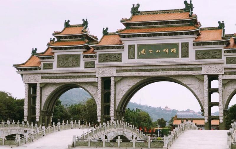 顺峰山公园牌坊的简介