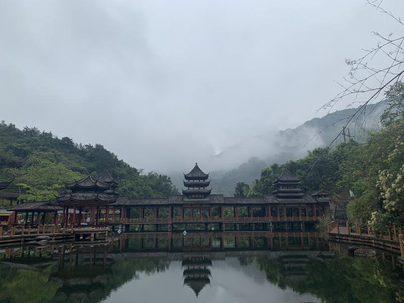 黄满寨瀑布要爬山吗