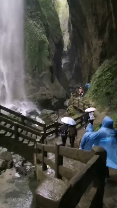 龙水峡地缝累不累