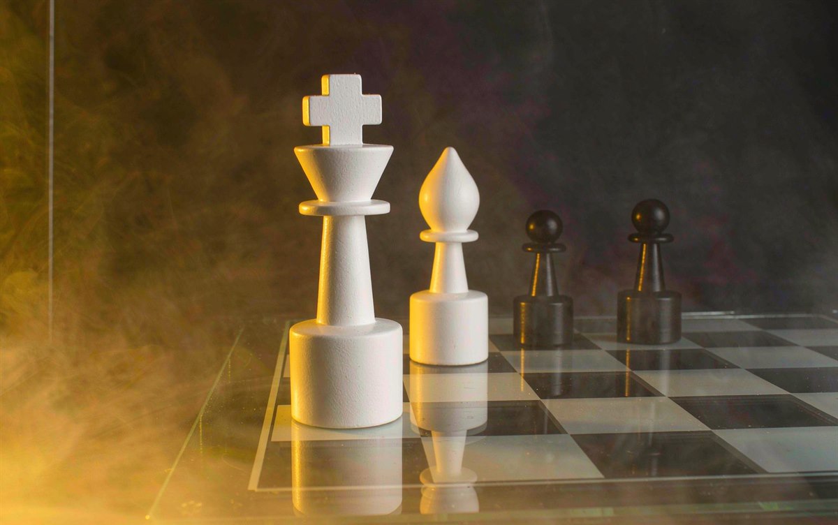 玻璃棋盘上摆着几枚极简哑光棋子,暖色侧光照出烟雾与倒影